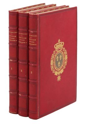un lot de trois livres rouges ornés de dorures