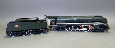 un petit train posé sur une table