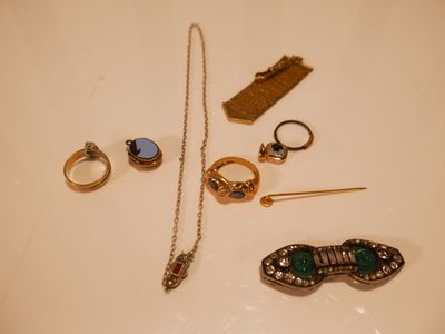 beaucoup de bijoux posés ensemble sur une table