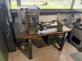 une machine posée sur un établi dans un garage
