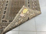 un tapis posé par terre, muni d'une étiquette