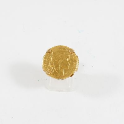 gros plan d'une pièce d'or sur une surface blanche