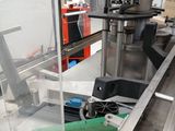 une image d'une machine qui travaille sur une pièce de métal