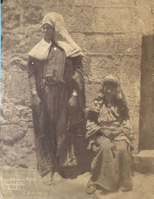 une vieille photo montrant une femme et un homme debout l'un à côté de l'autre