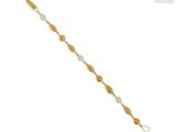 gros plan d'un bracelet en or sur fond blanc