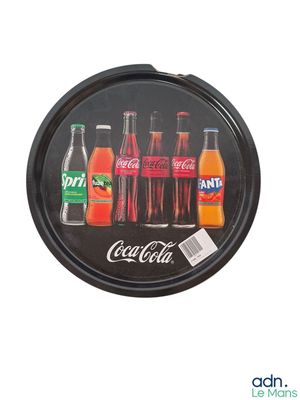 un plateau noir orné d'une image représentant des bouteilles de Coca-Cola