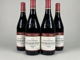 trois bouteilles de vin rouge posées sur une table
