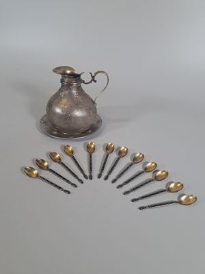 beaucoup de cuillères et de cuillères-cuillères sur la table