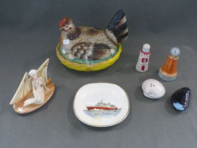 beaucoup de salières et de poivrières sur la table
