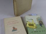 deux livres posés l'un à côté de l'autre sur une surface blanche