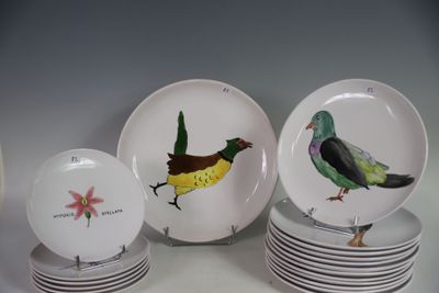Plusieurs assiettes sur lesquelles sont peints des oiseaux sont empilées les unes sur les autres