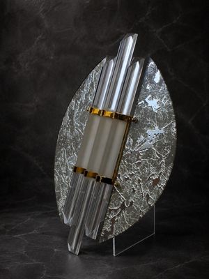 sculpture en verre argenté et doré sur fond noir