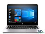 l'ordinateur portable est ouvert sur une surface blanche avec des fenêtres sur l'écran