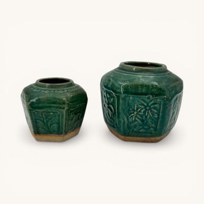 Deux pots chinois en terre cuite vernissée verte H.