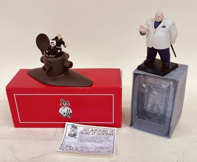 deux figurines représentant un homme et une femme posées sur une boîte rouge