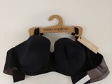 un soutien-gorge noir auquel est accrochée une pince à linge en bois