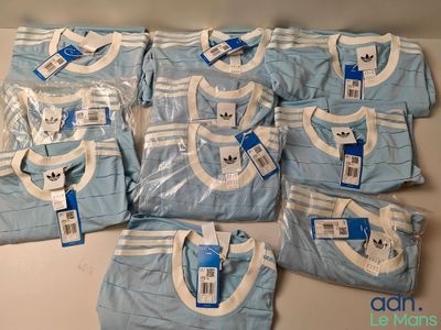 beaucoup de t-shirts Adidas posés sur la table