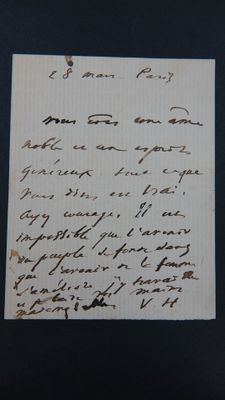 une feuille de papier écrite sur une table