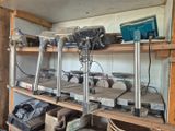 une pièce où sont disposés sur des étagères de nombreux types de machines différentes