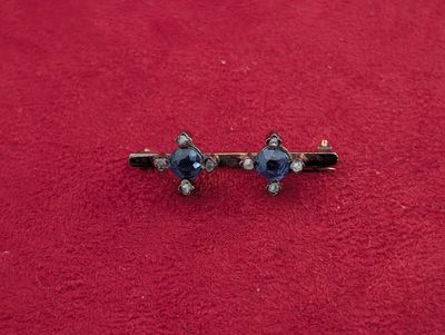Broche-barrette sertie de deux saphirs, chacun entouré de qu…
