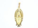 gros plan d'un pendentif en or sur fond blanc