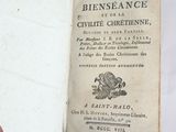 Quelqu'un tient un livre à la main sur lequel figure l'image d'un dragon.