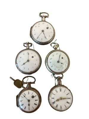 quatre types différents de montres de poche empilées les unes sur les autres
