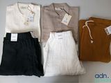 Quatre paires de vêtements pour hommes sont disposées sur une table