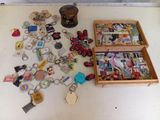 une boîte contenant divers objets posée sur une table
