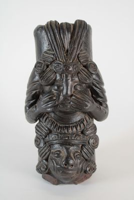 l'image d'une statue d'un homme avec un chapeau sur la tête