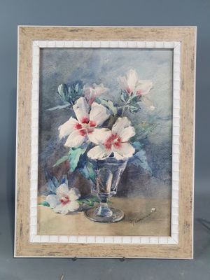 tableau représentant des fleurs blanches dans un vase en verre posé sur une table