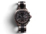 gros plan d'une montre sur une surface blanche