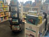 un magasin de jouets avec un chariot au milieu du magasin