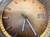une montre en or posée sur une table