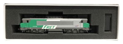 un train vert et blanc dans une boîte noire