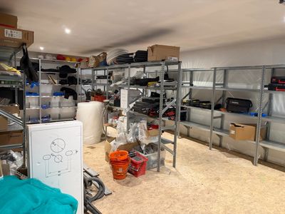 une pièce avec de nombreuses étagères et beaucoup d'objets