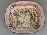 une assiette sur laquelle figure la photo d'un groupe de personnes
