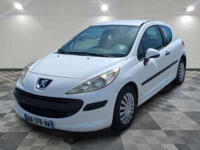 la photo d'une voiture blanche garée dans un garage