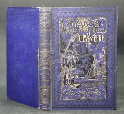 la couverture d'un livre bleu sur laquelle figure l'image d'un homme à cheval