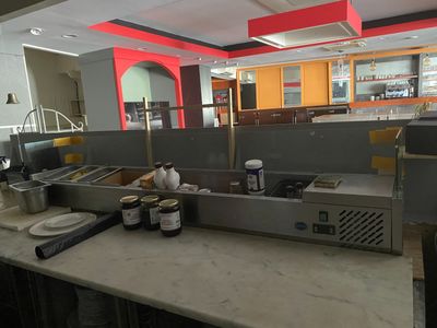une photo d'une cuisine avec un plan de travail et un comptoir