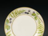 un gros plan d'une assiette posée sur une table, sur fond noir
