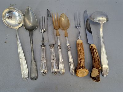 beaucoup de cuillères en argent et de cuillères sur la table
