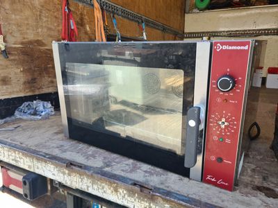 un micro-ondes posé sur une table dans un garage