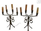 paire de chandeliers vintage en fer forgé avec des bougies