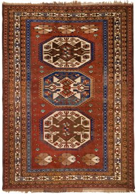 un tapis rouge et bleu orné de trois motifs différents