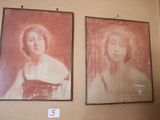 deux photos d'une femme accrochées au mur