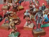 tout un tas de figurines posées sur une table rouge