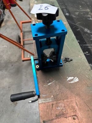 une machine bleue garée sur le bord de la route