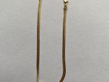 la chaîne en or est fixée au fermoir du collier