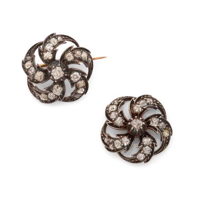 une photo d'une paire de boucles d'oreilles en diamant marron et blanc